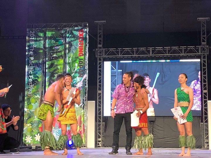 大会ステージでの表彰の様子