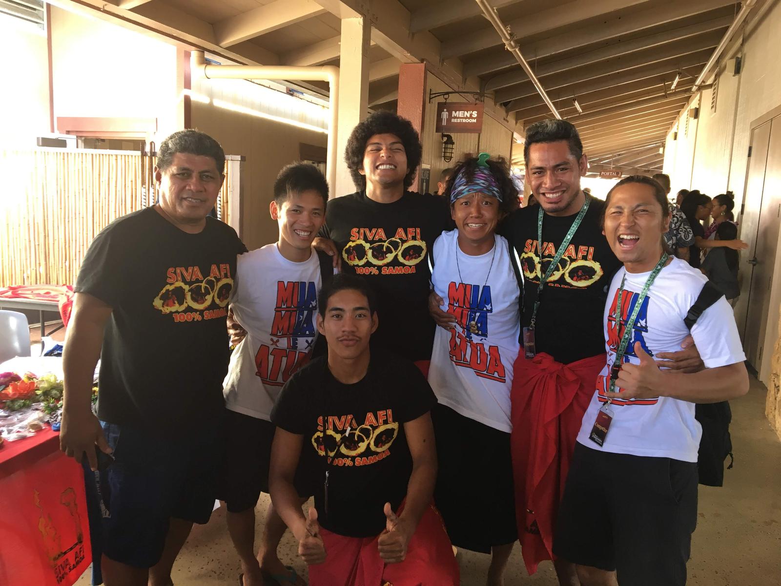 SIVA AFIのTシャツを着た仲間たちの集合写真
